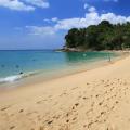 ماذا أصبح شاطئ سورين في فوكيت، تايلاند حيث يمكنك شراء رحلات جوية رخيصة إلى تايلاند